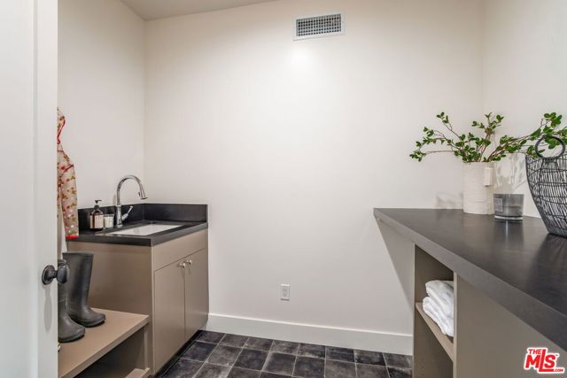 2455 23rd Street, Santa Monica CA: https://media.crmls.org/mediaz/21cd6ed1-5b51-47d1-b797-a05212301c33.jpg