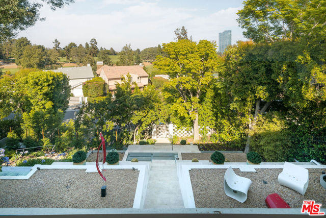 1323 Club View Drive, Los Angeles CA: https://media.crmls.org/mediaz/21cd8c58-21ac-4587-80e0-cf541cce6f97.jpg