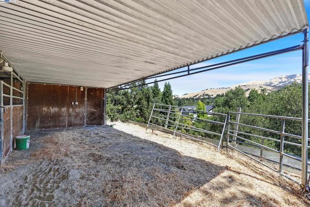1923 Green Valley Rd, Alamo CA: https://media.crmls.org/mediaz/21ce6165-f7b0-4aa9-a0c7-301de4b4cfa7.jpg