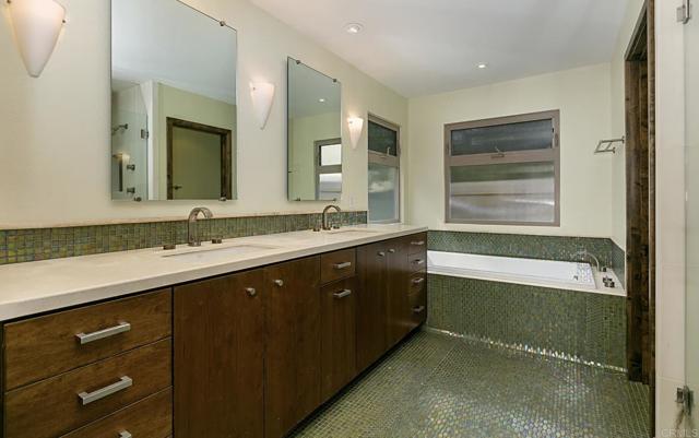 Detail Gallery Image 10 of 18 For 2895 Brentwood Ct, Carlsbad,  CA 92008 - 3 Beds | 3 Baths