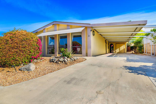 73470 Desert Greens N Drive, Palm Desert CA: https://media.crmls.org/mediaz/21cffb19-6bdb-4b80-86b0-90192c8886b8.jpg
