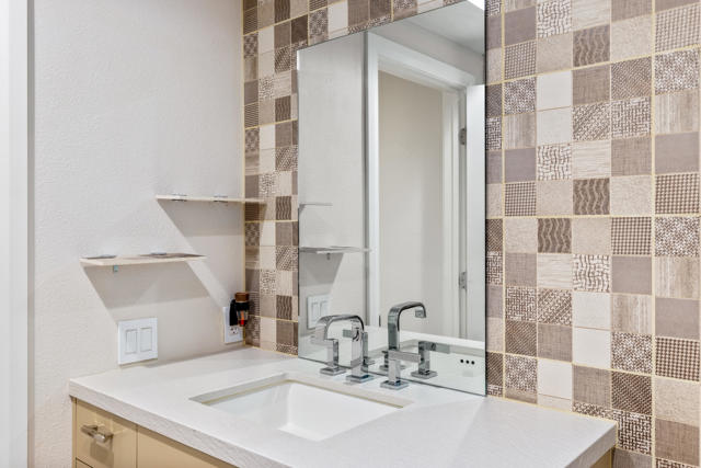 81 Camino Arroyo Place, Palm Desert CA: https://media.crmls.org/mediaz/21d085c4-7ba5-4be0-891c-42c96ecaccbb.jpg