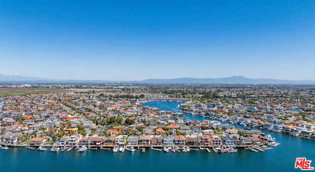 16661 Carousel Lane, Huntington Beach CA: https://media.crmls.org/mediaz/21d08a91-1f02-49d3-afff-0dce69a8bd35.jpg