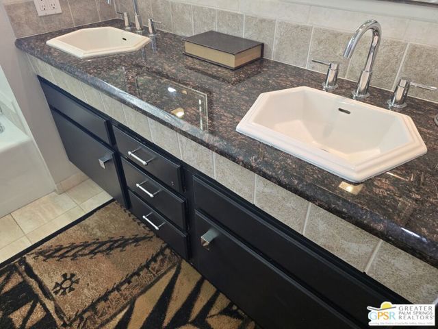 1445 Via Isla, Palm Springs CA: https://media.crmls.org/mediaz/21d128ee-a5ce-4763-a6d9-1bdcd0518d16.jpg