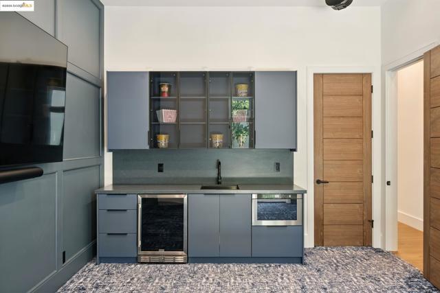 13462 Campus drive, Oakland CA: https://media.crmls.org/mediaz/21d18bd7-c515-4594-9113-14b6cc23c569.jpg
