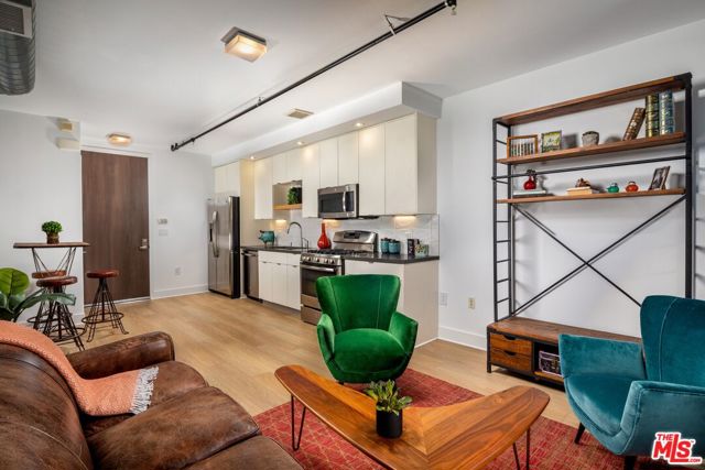 710 N El Centro Avenue, Los Angeles CA: https://media.crmls.org/mediaz/21d1e7af-a4eb-4803-b57c-de223cea950b.jpg