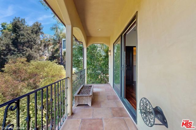 3311 Deronda Drive, Los Angeles CA: https://media.crmls.org/mediaz/21d21b8f-35c3-4fdc-8f04-2a594726a984.jpg