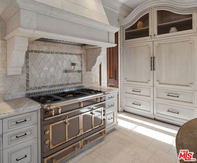 6882 Arizona Avenue, Los Angeles CA: https://media.crmls.org/mediaz/21d238dd-abb7-4ae3-8b64-aaf2d745d304.jpg