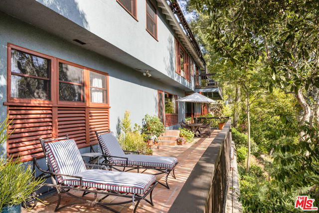 2415 Castilian Drive, Los Angeles CA: https://media.crmls.org/mediaz/21d305cf-5ef4-4cec-9d90-0a1efeac04ee.jpg
