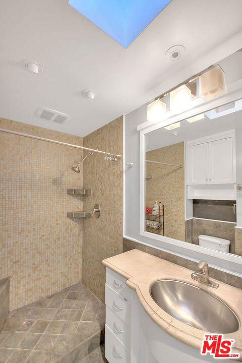 5920 Chula Vista Way, Los Angeles CA: https://media.crmls.org/mediaz/21d3785d-b76b-4375-89ec-7b14c107fe5a.jpg