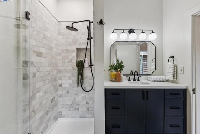3215 Liberty Ave, Alameda CA: https://media.crmls.org/mediaz/21d3b4ab-2338-40fd-b696-8f909cd36430.jpg