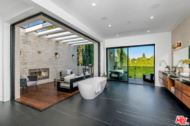 4544 Woodley Avenue, Encino CA: https://media.crmls.org/mediaz/21d3bc7d-d288-4072-877d-137f9ba1be0e.jpg