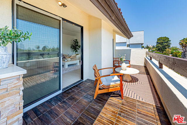 10611 Ashton Avenue, Los Angeles CA: https://media.crmls.org/mediaz/21d4abed-381f-4436-ace7-20837fb7db2e.jpg