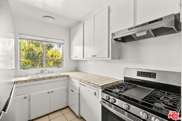 272 S Doheny Drive, Beverly Hills CA: https://media.crmls.org/mediaz/21d4ea29-2e4f-4885-924b-45a426af30e9.jpg