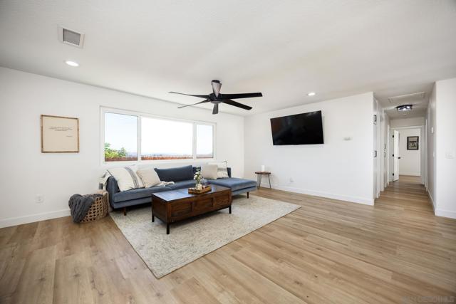 1210 Maria Ave, Spring Valley CA: https://media.crmls.org/mediaz/21d521cd-42e0-4459-a8b0-c4a29310d164.jpg