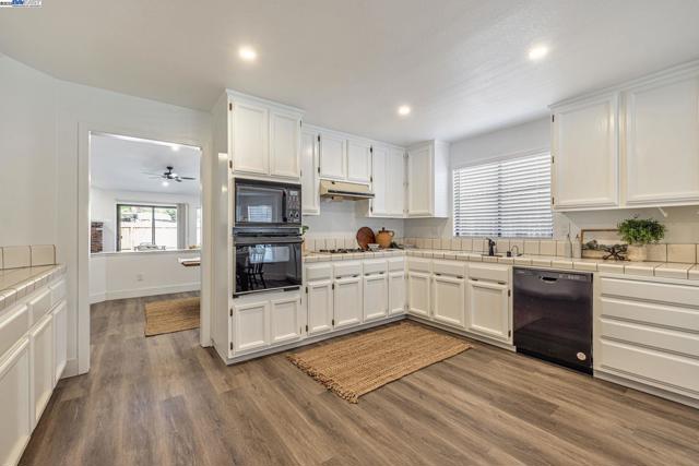 1070 Porter Dr, Roseville CA: https://media.crmls.org/mediaz/21d587f3-349c-4e77-a80e-03e49533cd75.jpg