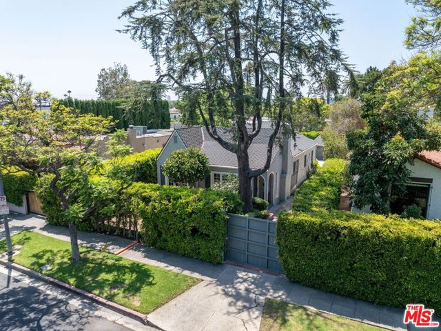 749 N Crescent Heights Boulevard, Los Angeles CA: https://media.crmls.org/mediaz/21d6e319-580b-4586-becb-af7d999f466d.jpg