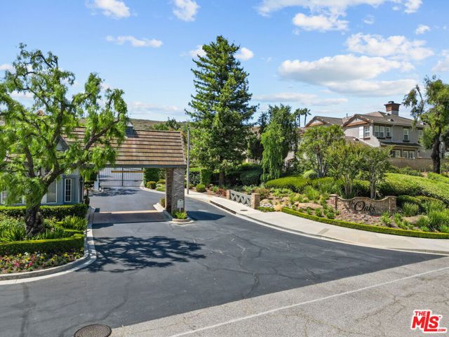 638 Oak Tree Court, Simi Valley CA: https://media.crmls.org/mediaz/21d6ea8a-9c05-4f33-84ff-d7c7554700ca.jpg