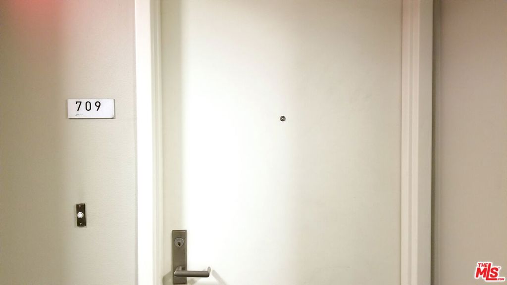 https://media.crmls.org/mediaz/21d71fd2-7985-4ca1-a5a5-a2a96d0bb14c.jpg?preset=X-Large