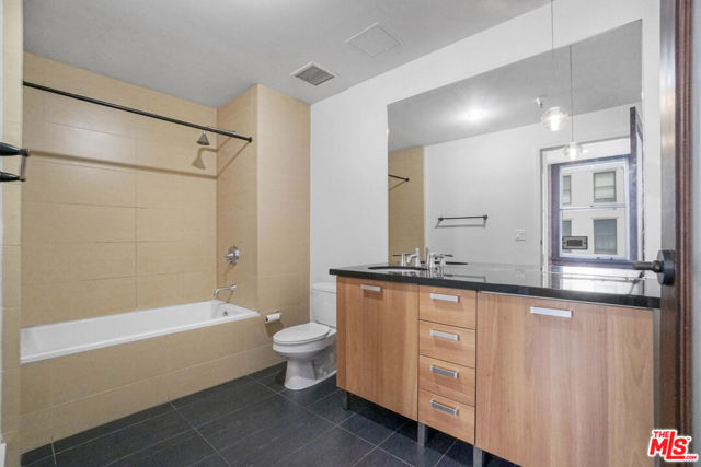 460 S Spring Street, Los Angeles CA: https://media.crmls.org/mediaz/21d73e75-5f09-4dbf-be44-5f5485311143.jpg