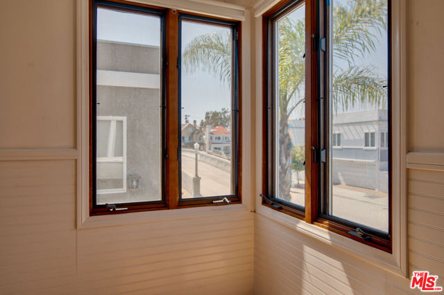 127 Abalone Avenue, Newport Beach CA: https://media.crmls.org/mediaz/21d76ffe-2e86-4def-a377-e69a84fb88cf.jpg