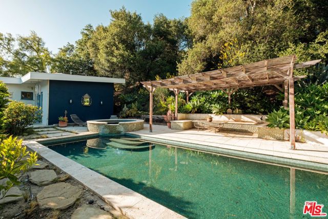21316 Encina Road, Topanga CA: https://media.crmls.org/mediaz/21d771e2-fd3a-4e11-81ab-33cb95b87539.jpg