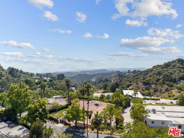 405 Evelyn Place, Beverly Hills CA: https://media.crmls.org/mediaz/21d82aac-06f9-44d6-aa3c-2aba6e341d25.jpg