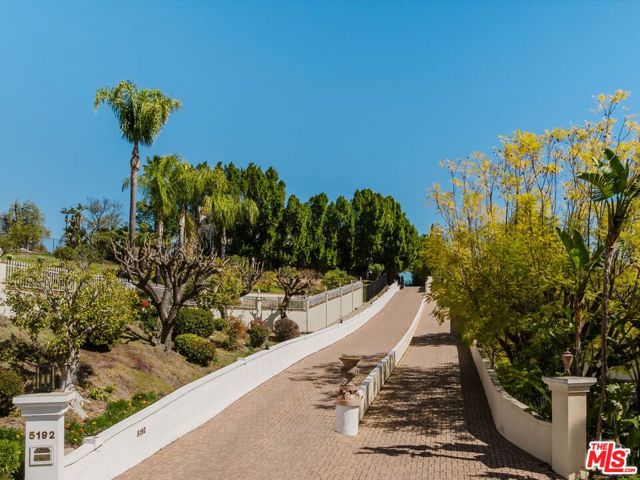 5192 Parkway Calabasas, Calabasas CA: https://media.crmls.org/mediaz/21d85ab6-f500-4758-a6ba-30a0508e3abc.jpg