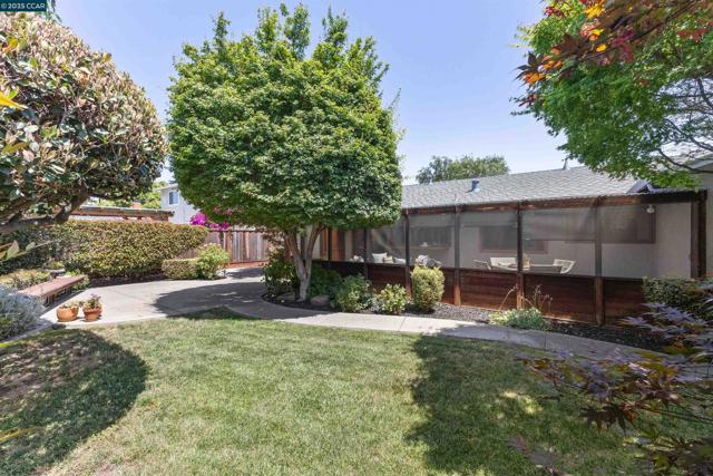 1752 Berrywood Ct, Concord CA: https://media.crmls.org/mediaz/21d8f64d-b6f3-4108-8741-cb25af0ea4a0.jpg