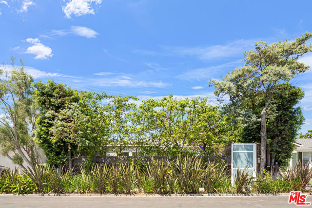 2425 Cloy Avenue, Venice CA: https://media.crmls.org/mediaz/21d93f15-f6c6-4753-8d2b-164d7839954a.jpg