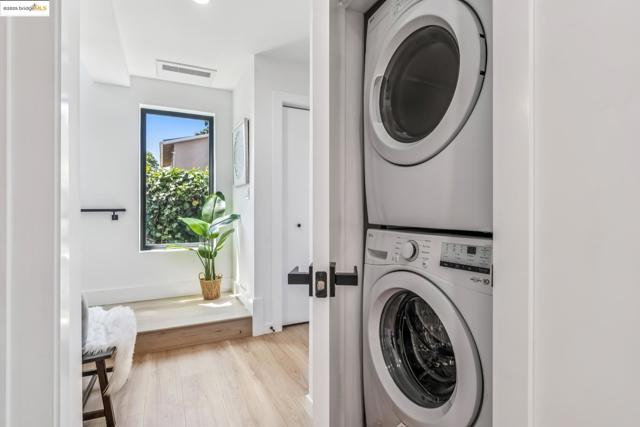 737 61st St, Oakland CA: https://media.crmls.org/mediaz/21da642a-3be8-4be0-82b7-4cb1621bf283.jpg