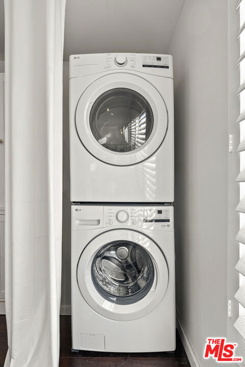 https://media.crmls.org/mediaz/21dace54-837f-4f1b-8fd5-6a3930cd74ba.jpg?preset=X-Large