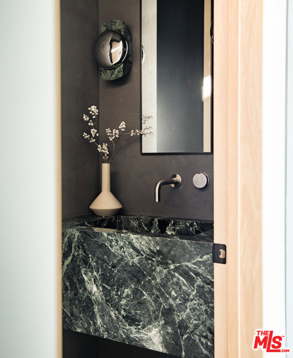 12806 Admiral Avenue, Los Angeles CA: https://media.crmls.org/mediaz/21db1b3c-b778-4e47-891a-75b822c07f49.jpg