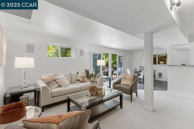 5 Kayser Ct, Walnut Creek CA: https://media.crmls.org/mediaz/21dba757-9ce9-4c73-8f60-1d5626266b61.jpg