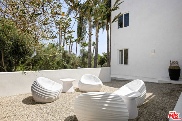27405 Pacific Coast Highway, Malibu CA: https://media.crmls.org/mediaz/21dbcf76-0a9a-4333-a45a-9b85aaafa119.jpg