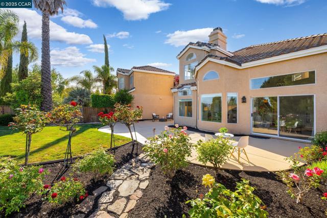 122 Cortona Dr, San Ramon CA: https://media.crmls.org/mediaz/21dc17ca-53a5-4679-9125-54aa297cc3e8.jpg