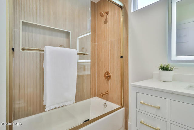 26200 Lockwood Road, Malibu CA: https://media.crmls.org/mediaz/21dd6e02-5046-4ef6-bce0-48e621b7e72e.jpg