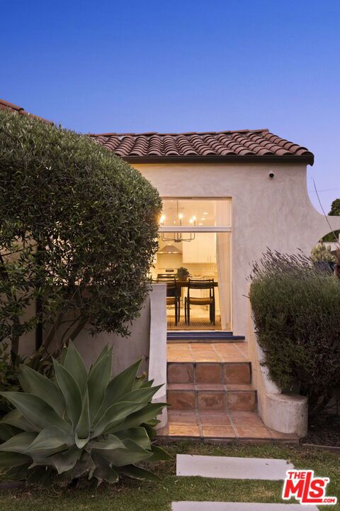 2907 Potomac Avenue, Los Angeles CA: https://media.crmls.org/mediaz/21dd9ede-629d-4897-a0a1-7ab1b1c52872.jpg