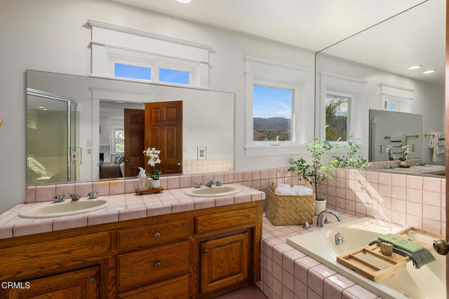 11144 Ojai Santa Paula Road, Ojai CA: https://media.crmls.org/mediaz/21de6790-a569-451c-b795-8e475ec7ee8e.jpg