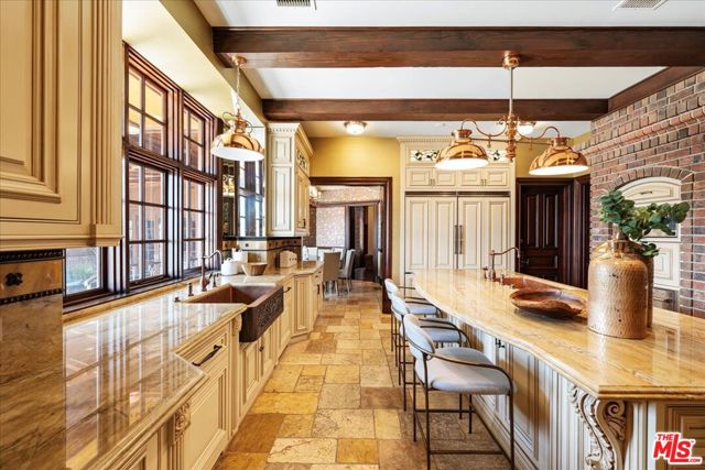 19000 Dorlon Drive, Tarzana CA: https://media.crmls.org/mediaz/21de9cbb-1038-4ae1-9cfe-babc15a65e04.jpg