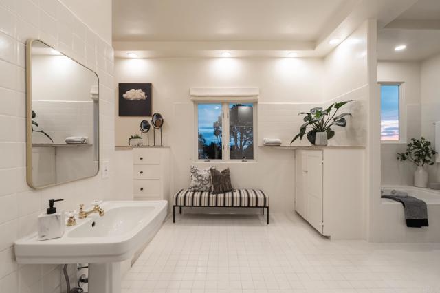 Detail Gallery Image 25 of 47 For 654 Bonair Pl, La Jolla,  CA 92037 - 5 Beds | 4 Baths