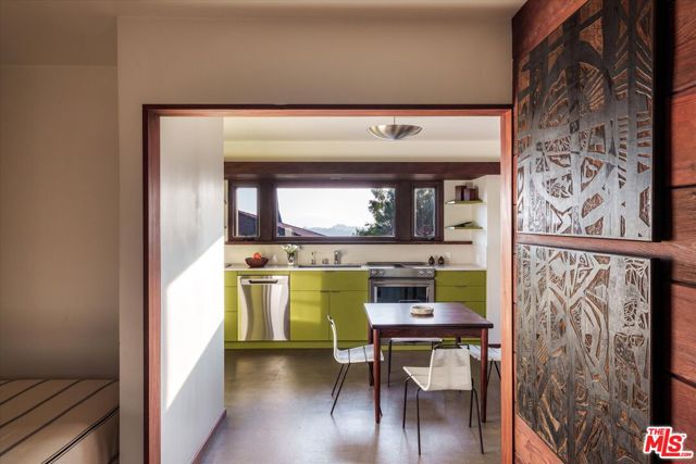 4260 Sea View Lane, Los Angeles CA: https://media.crmls.org/mediaz/21dfdebc-9fae-4138-9e85-8dde80334f8d.jpg