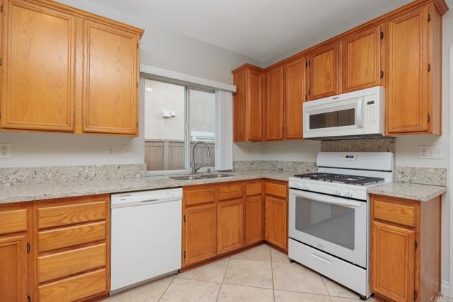 Detail Gallery Image 12 of 31 For 4353 Saddlehorn Way, Oceanside,  CA 92057 - 4 Beds | 2/1 Baths