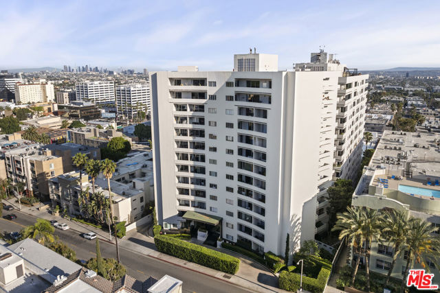 7250 Franklin Avenue, Los Angeles CA: https://media.crmls.org/mediaz/21e0e013-d379-497a-8b3d-8c6dfc439b70.jpg