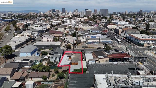 1126 11th AVE, Oakland CA: https://media.crmls.org/mediaz/21e16cc7-15d2-455d-9307-9d1db3c6d5df.jpg