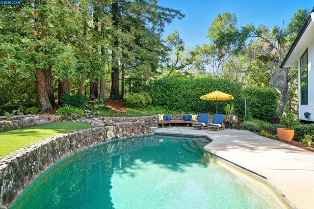 4161 Coralee Ln, Lafayette CA: https://media.crmls.org/mediaz/21e1b185-45ed-47b5-9437-91eb6b45672a.jpg
