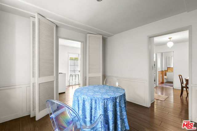 10941 Peach Grove Street, Toluca Lake CA: https://media.crmls.org/mediaz/21e246e4-3227-4a5d-8757-d4442b583b3d.jpg