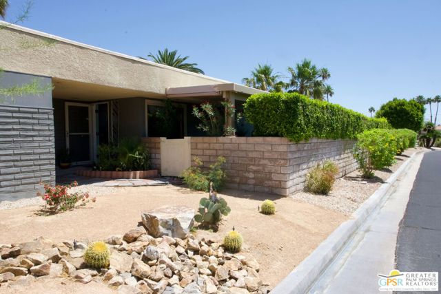 1533 N Sunflower Court, Palm Springs CA: https://media.crmls.org/mediaz/21e29f69-5b18-4d1a-8ced-7205f6a3a363.jpg