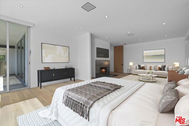 1836 Loma Vista Drive, Beverly Hills CA: https://media.crmls.org/mediaz/21e2ca32-eaba-4256-bdf9-617fc0adab78.jpg