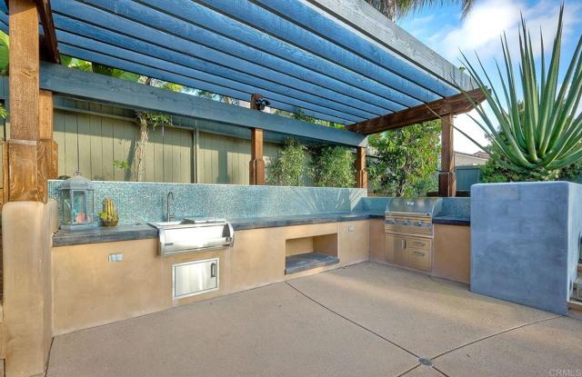 2398 Prince Way, Vista CA: https://media.crmls.org/mediaz/21e2ef1c-4953-492e-8c44-21f230f763d4.jpg